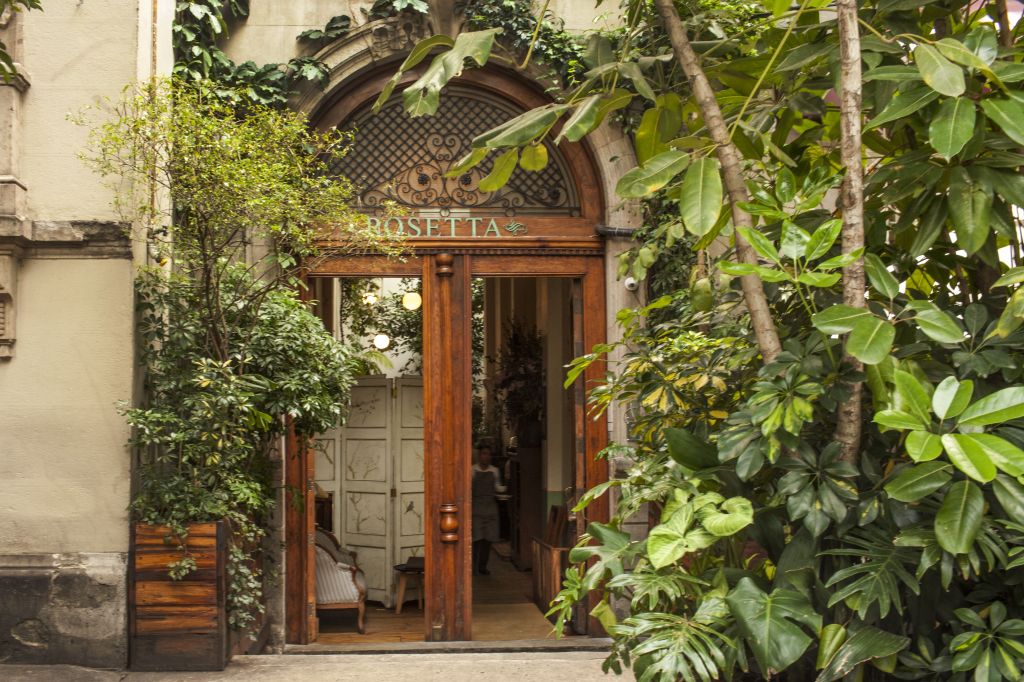 Plantas e porta da fachada do restaurante Rosetta, na Cidade do México