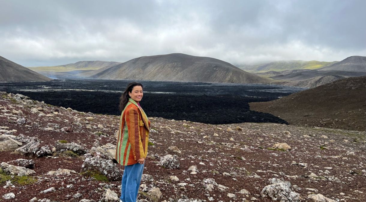 Daniela Filomeno na área do vulcão Fagradalsfjall, que entrou em erupção em 2021 e 2022