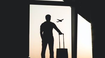 Levantamento aponta que uma em cada 39 pessoas foi impactada por cancelamentos nos aeroportos brasileiros no verão deste ano; confira os deveres das companhias aéreas e os direitos dos consumidores
