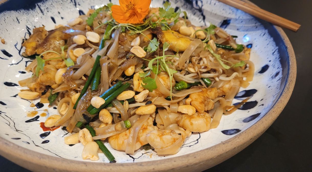 Pad thai de camarão, um prato-ícone da Tailândia que leva ingredientes como ovo, amendoim, coentro, nam pla, nirá e broto de feijão