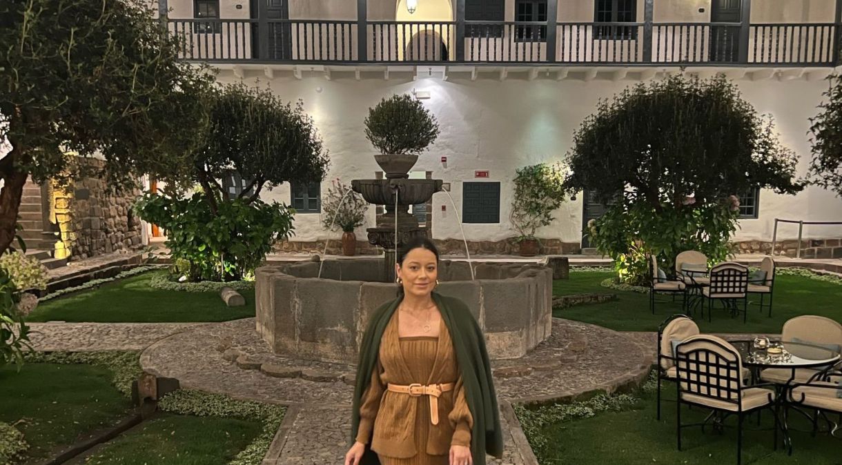 Daniela Filomeno no pátio central do Palacio Nazarenas, hotel cinco estrelas Belmond no coração do Cusco