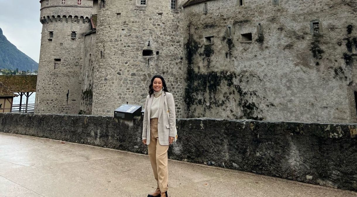 Daniela Filomeno em frente ao Castelo de Chillon, construção do século 13 que hoje é a mais visitada atração da Suíça