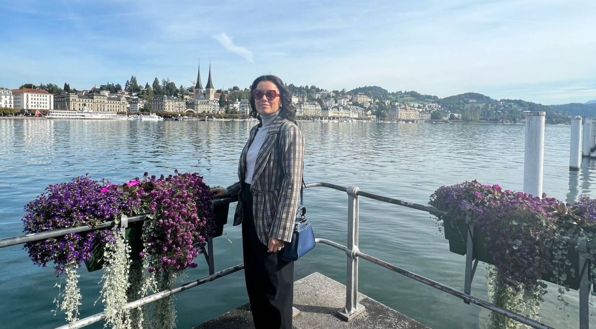 Daniela Filomeno em Lucerna, cidade pitoresca no centro da Suíça com lago, rio e construções medievais