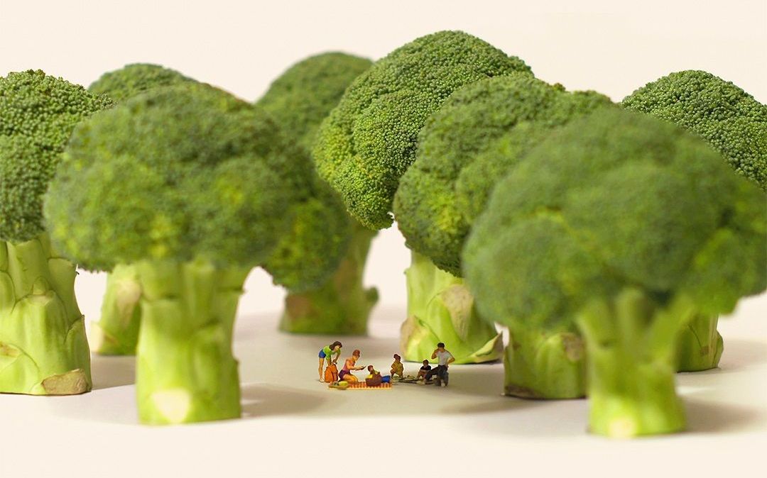 Cenas retratadas em miniaturas pelo fotógrafo japonês Tatsuya Tanaka estão em exibição na Japan House São Paulo