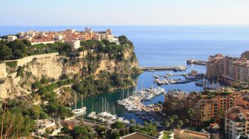Segundo menor país do mundo, cidade-estado entre França e Itália é ideal de ser visitada em um bate e volta a partir de Nice, o coração da Riviera Francesa