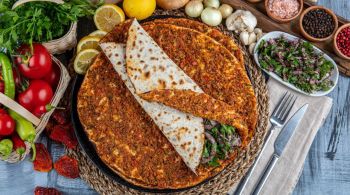 Gastronomia rica e diversificada dos planaltos e planícies de solo fértil da Turquia inclui pratos à base de azeite da costa mediterrânea, doces saudáveis e sabores picantes e sutis
