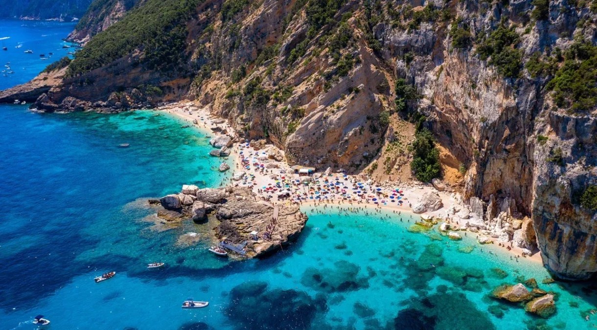 Cala Mariolu, na Sardenha, é uma das várias praias italianas populares que está implementando um limite diário de visitantes neste verão