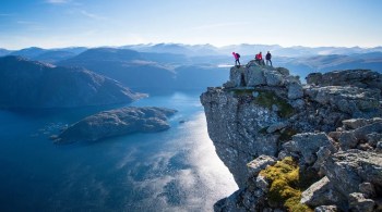 Montanha Hornelan, na Noruega, tem 860 metros de altura; Empresa oferece três rotas diferentes para escalar o pico com vistas incríveis para os fiordes noruegueses