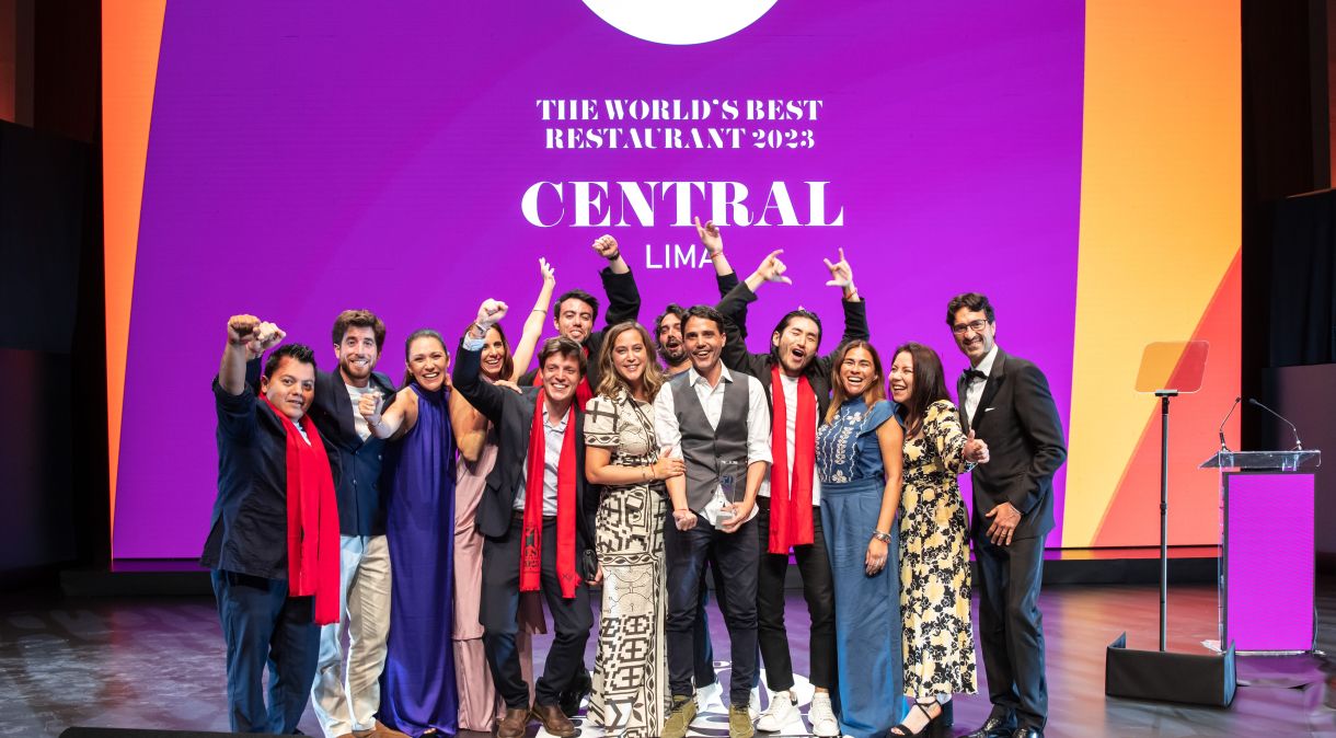 Equipe do Central comemora título de melhor restaurante do mundo no palco da premiação do 50 Best em Valência, na Espanha