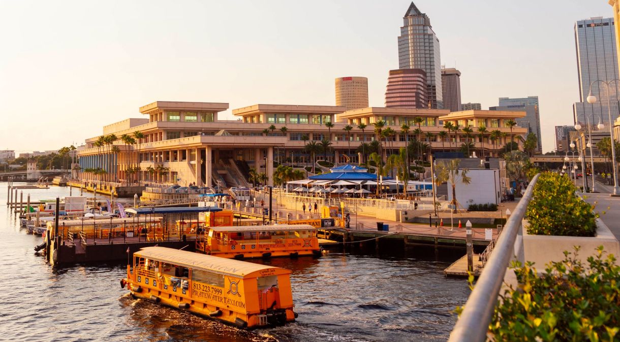 Marina do centro de convenções de Tampa é local de onde saem passeios pelo rio