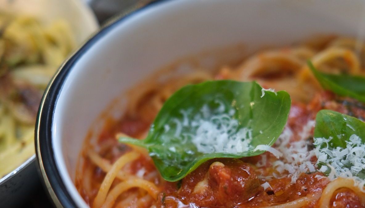 Spaghetti ao pomodoro com queijo de búfala do novo Mia Crudo e Pasta