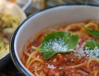 Mia Crudo e Pasta, nova casa do Grupo Makoto, abre no Shops Jardins em São Paulo