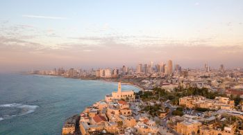 Influenciadora digital Juju Norremose entrega suas melhores indicações do que fazer e onde comer na cidade situada na costa israelense do mar Mediterrâneo