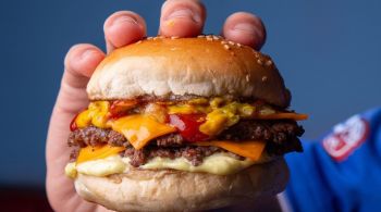 Tendência nas hamburguerias há alguns anos, o smash burger traz um sanduíche menor, com menos ingredientes e sabor mais concentrado