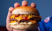 Onde comer smash burger em Curitiba: confira 9 hamburguerias na capital do Paraná