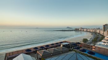 À beira-mar no centro da praia de Copacabana, hotel fica próximo aos principais pontos turísticos da cidade