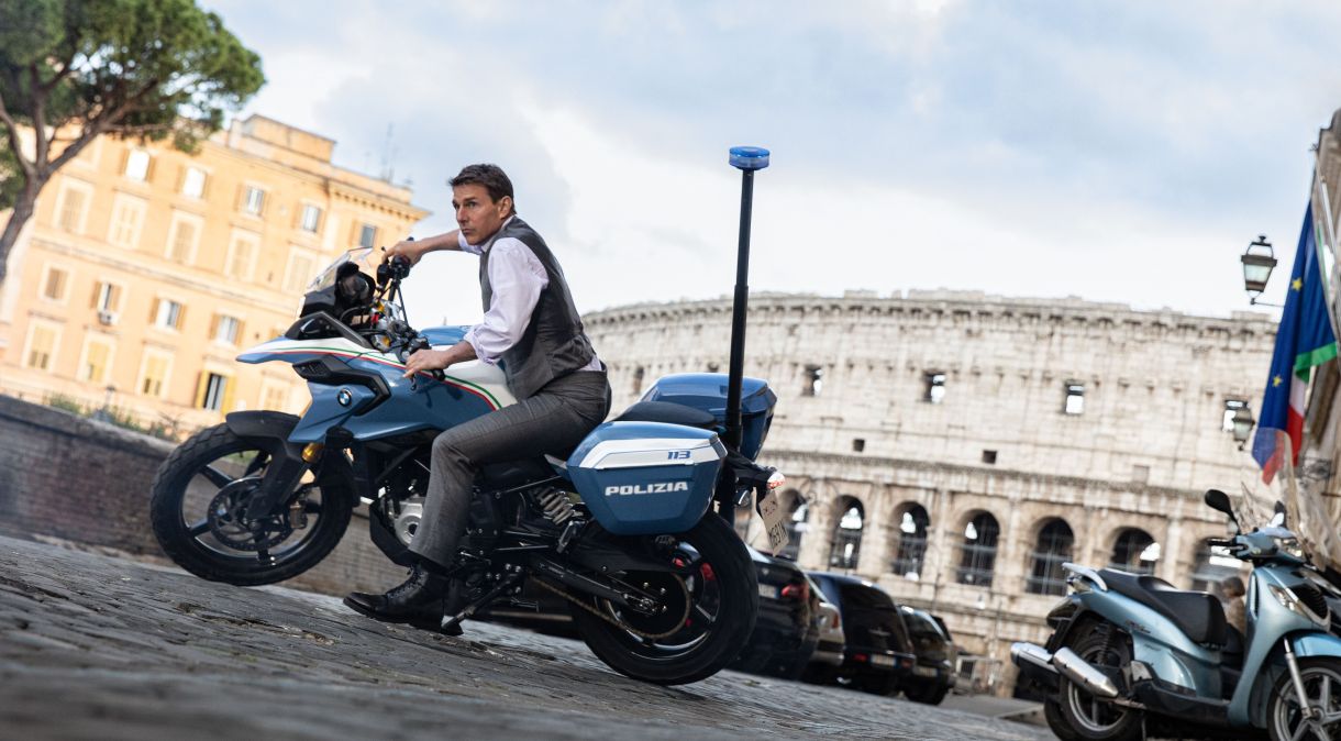 Tom Cruise como Ethan Hunt pelas ruas de Roma em "Missão Impossível - Acerto de Contas Parte 1"