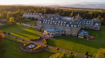 A cerca de uma hora de Edimburgo, hotel Gleneagles combina luxo contemporâneo com a tradição do campo em 232 acomodações e 11 restaurantes, incluindo o único com duas estrelas Michelin do país