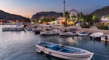Confira lista selecionada de lugares para visitar, comer, fazer compras ou simplesmente descansar, todos acessíveis pelo mar azul turquesa da Turquia