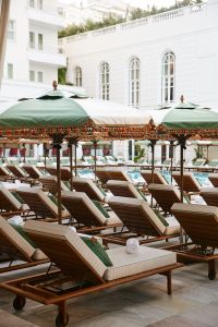 Piscina do Copacabana Palace ganha novo visual em celebração aos 100 anos do hotel