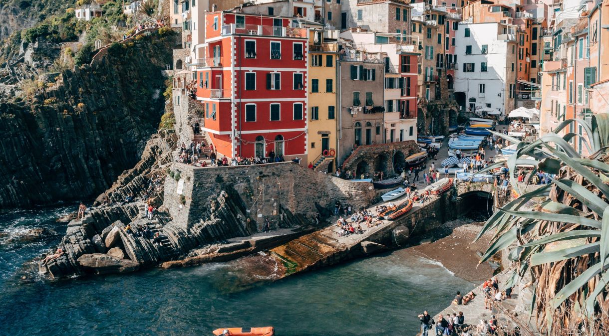 Via dell'Amore fica na comuna de Riomaggiore, que faz parte da Cinque Terre da Riviera Italiana