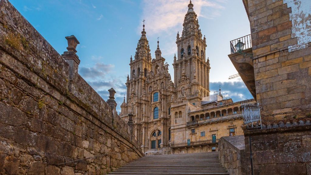 Muitos peregrinos do Caminho terminam a sua viagem na Catedral de Santiago de Compostela, na Galicia, Espanha