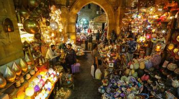 Agitação dos mercados e das ruas da capital egípcia mostra aos turistas a beleza do moderno que contrasta com as antiguidades de faraós e suas tumbas secretas