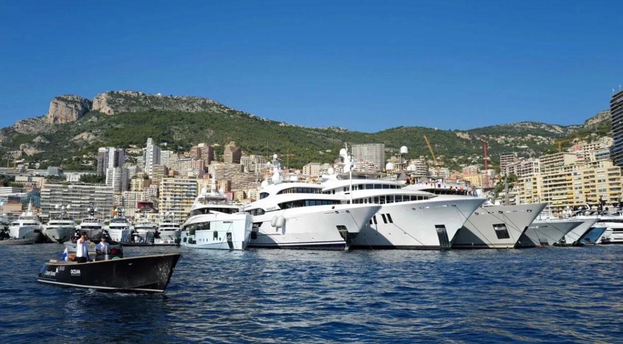 Iates atracados no Porto Hercule de Mônaco durante a 32ª edição do Monaco Yacht Show, que acontece de 27 a 30 de setembro
