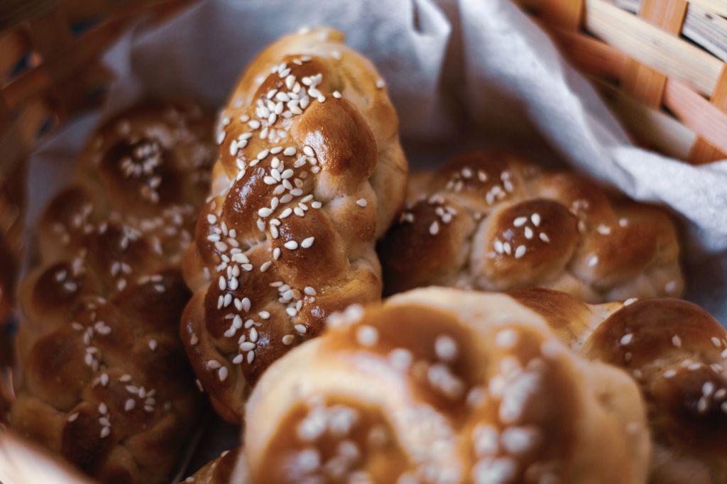 Challah, pão doce trançado, é feito em versão redonda no ano novo judaico para representar o ciclo da vida