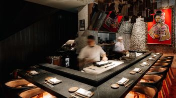 Com serviços e operações separadas, mas no mesmo endereço, restaurante e bar só funcionam com reserva e oferecem sabores tradicionais japoneses com toques sutis de modernidade  