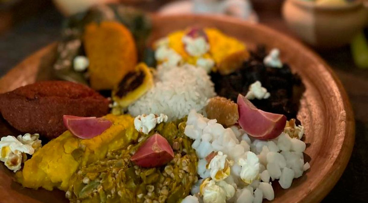O Caruru de Cosme: vários pratos em oferenda aos orixás em homenagem a São Cosme e Damião