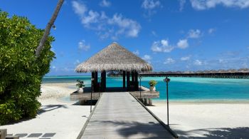 Bem-vindo ao paraíso! Hotel fica localizado numa ilha próxima à capital Malé e oferece apenas 64 espaçosas vilas cercadas por uma lagoa intocada de água cristalina
