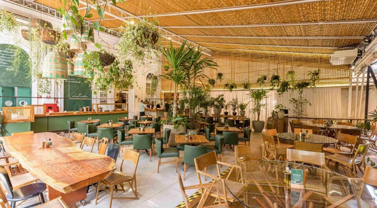 Na Vila Madalena: primeiro restaurante de São Paulo a ter área externa