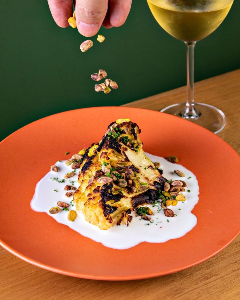 Farofa incrementada: no Clan BBQ, no Rio de Janeiro, o pistache aparece na forma de farofa acompanhando couve-flor na brasa e creme de queijo de cabra 