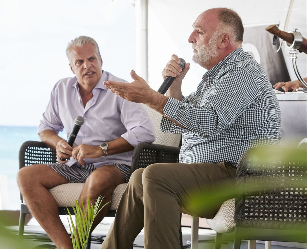 Os chefs Eric Ripert e José Andrés em conversa no festival Cayman Cookout em 2023