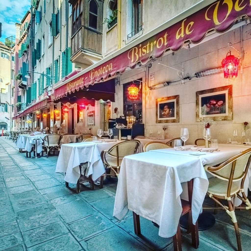 Mesas na calçada do Bistrot de Venise, restaurante em Veneza