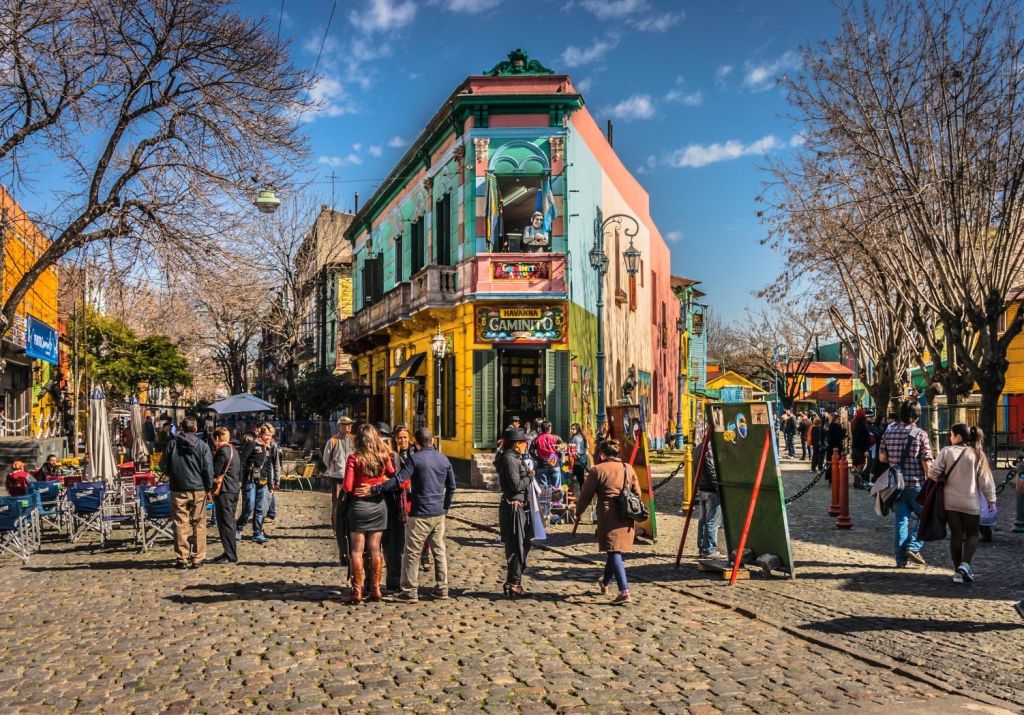 Construções e movimentação de turistas no El Caminito, em Buenos Aires