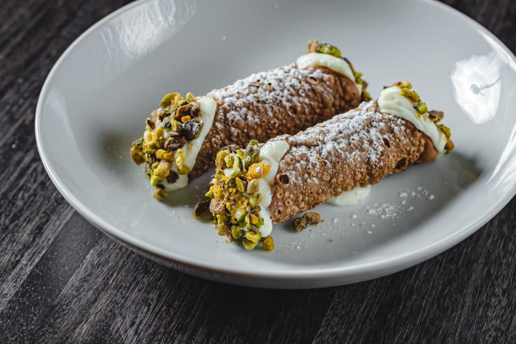 Um clássico no Temperani, de São Paulo: cannoli de ricota com pistache 