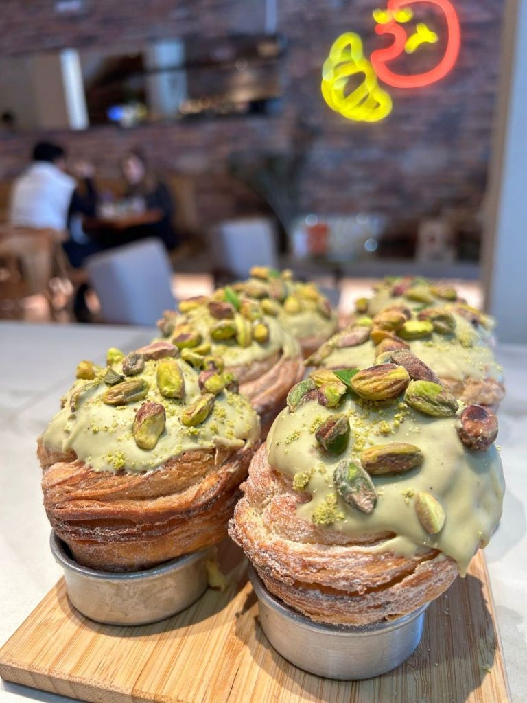 Moda nas redes sociais: cruffin de pistache, uma mistura de croissant e muffin, da padaria Fofo e Belas, de Belo Horizonte Crédito: Moda nas redes sociais: cruffin de pistache, uma mistura de croissant e muffin, da padaria Fofo e Belas, de Belo Horizonte