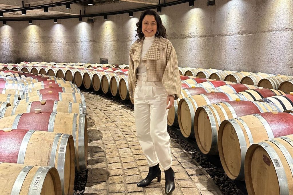 Daniela Filomeno na cave da Catena Zapata, eleita a melhor vinícola do mundo