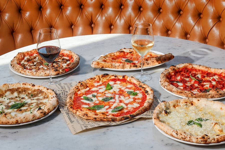 Eataly Chicago oferece opções de massas, pizzas, carnes e sanduíches