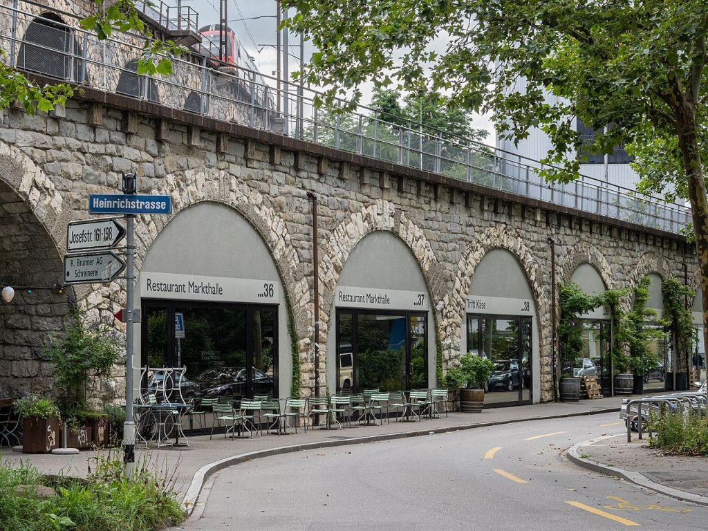 Arcos do mercado gastronômico Im Viadukt, em Zurique