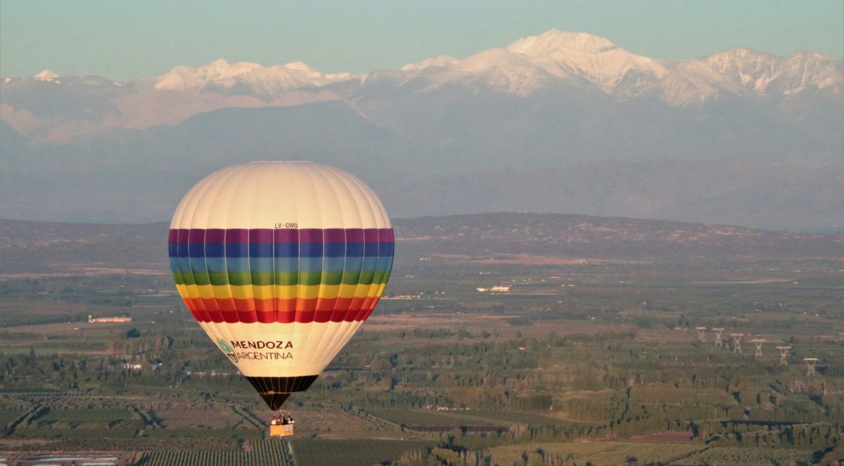 Empresa Mendoza Balloons oferece voos de balão no pôr do sol em cima dos vinhedos