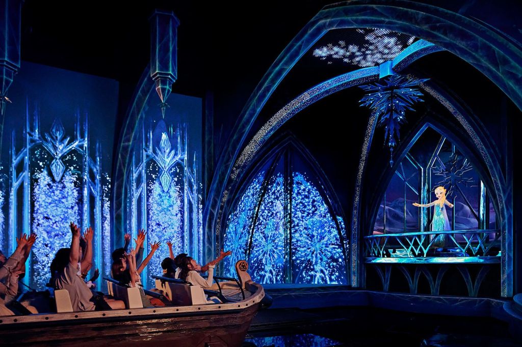 A atração Frozen Ever After consiste em um passeio de barco com os principais personagens do filme
