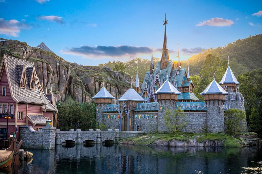 O World of Frozen da Disneylândia de Hong Kong inclui uma recriação do Palácio Arendelle e outros elementos da amada franquia de filmes.