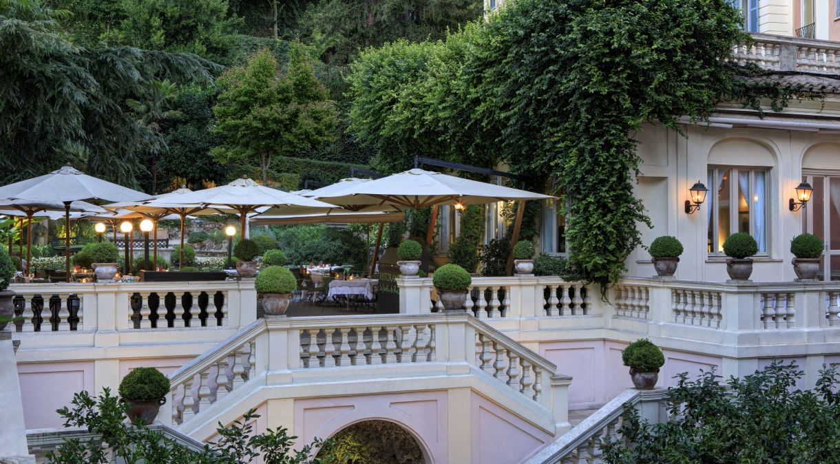 Le Jardin de Russie é restaurante nos jardins do luxuoso Hotel de Russie no centro de Roma