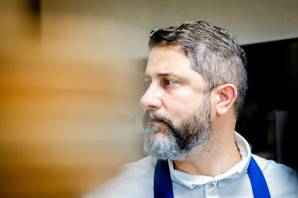 O chef Issam Koteich, à frente do Cordero, em Caracas, na Venezuela