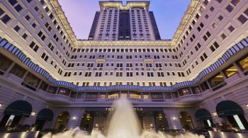 Hotel mais antigo de Hong Kong tem uma das maiores frotas de Rolls-Royce do mundo e é o melhor colocado entre os hotéis asiáticos por votação dos leitores da publicação Condé Nast Traveler