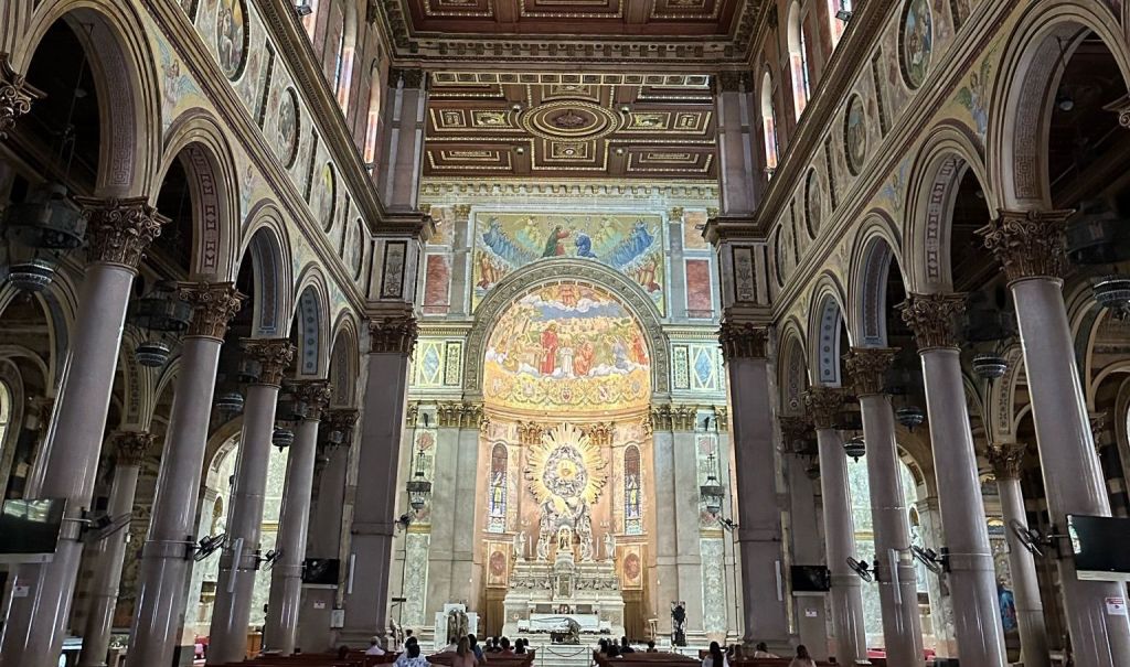 Interior da Basílica de Nazaré, marco religioso e cultural em Belém