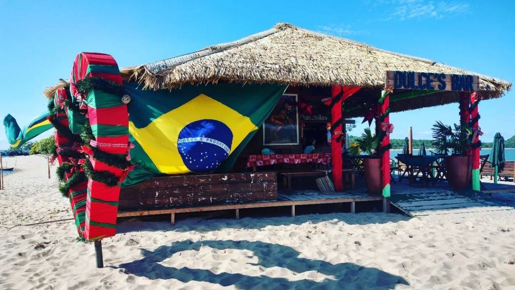 Barraca de praia Dulce's Bar na Praia do Amor, em Alter do Chão